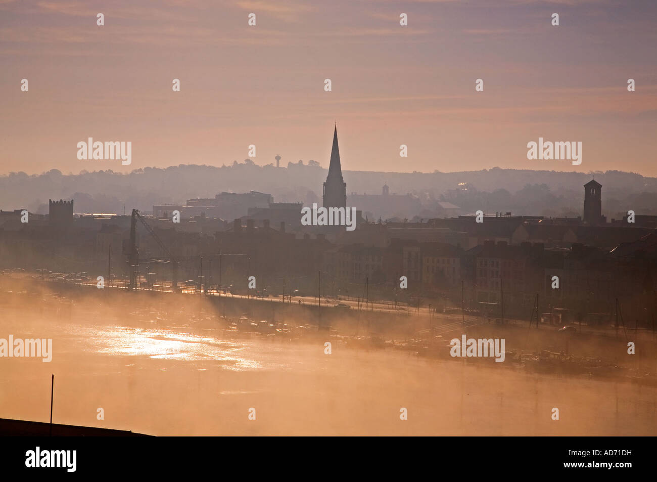 Un misty sur la rivière Suir rupture menant au port de Waterford, Waterford City, comté de Waterford, Irlande Banque D'Images