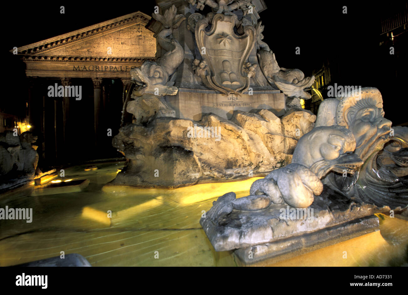 Italie ROME PANTHÉON ET LA FONTAINE DE NUIT Banque D'Images
