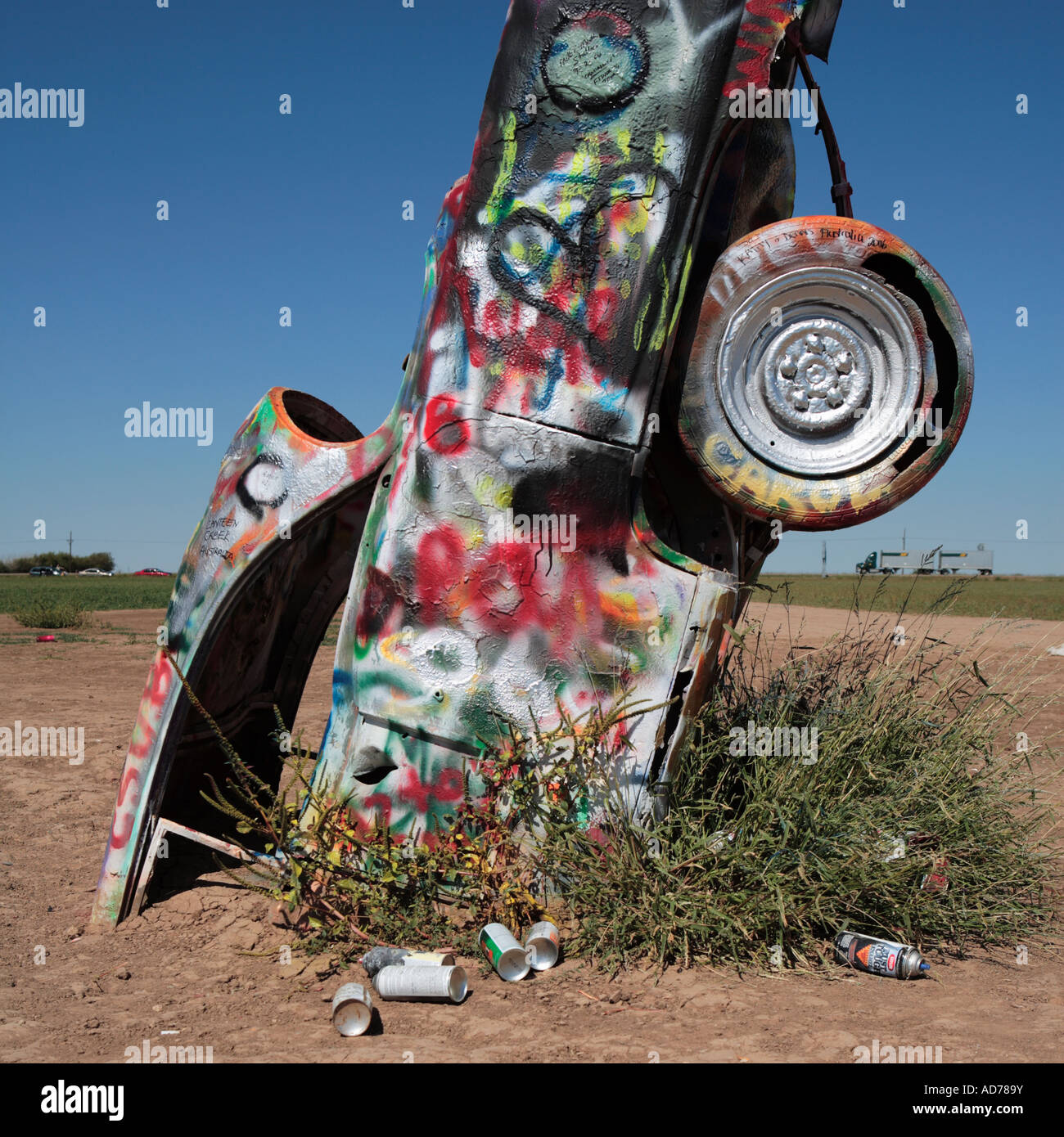 Vieille cadillac peint à la bombe creusé dans le sol à cadillac ranch amarillo texas route 66 Banque D'Images