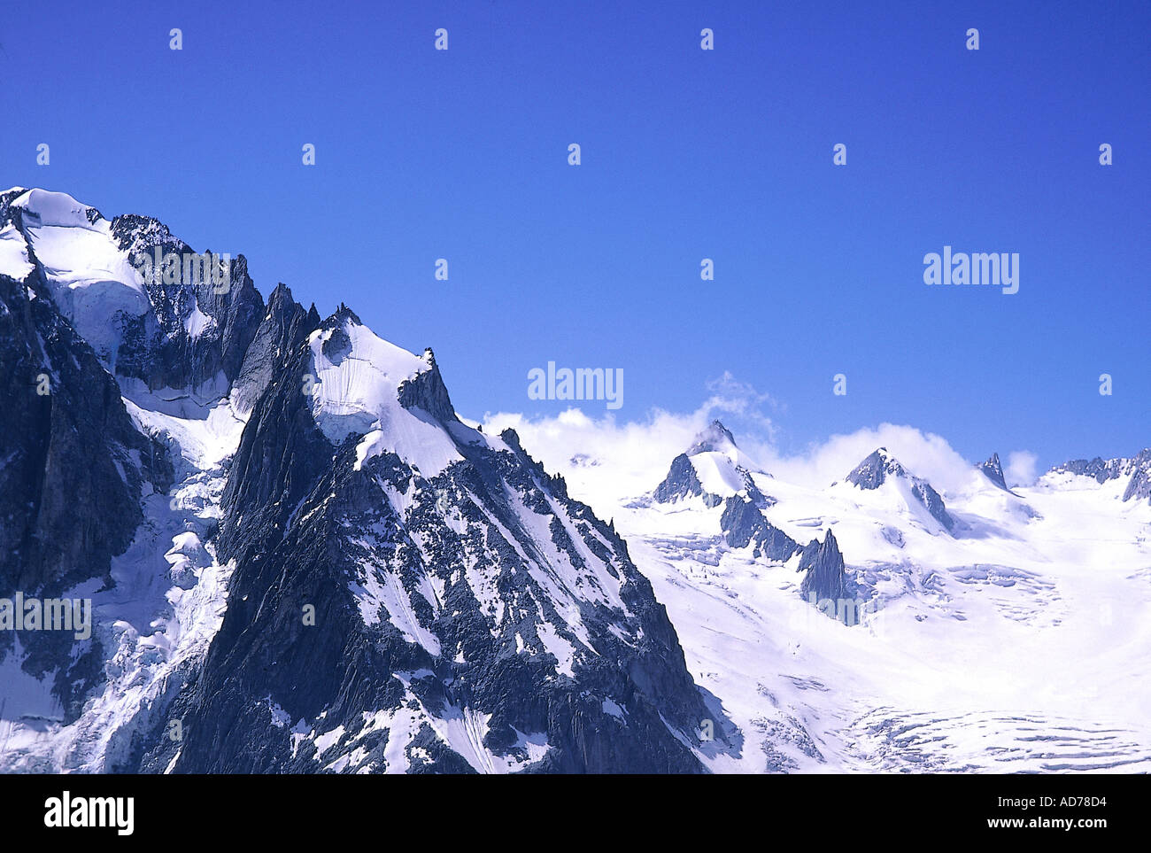 FRANCE ALPES EN HIVER MONT BLANC versant de montagne avec des rochers noirs Banque D'Images