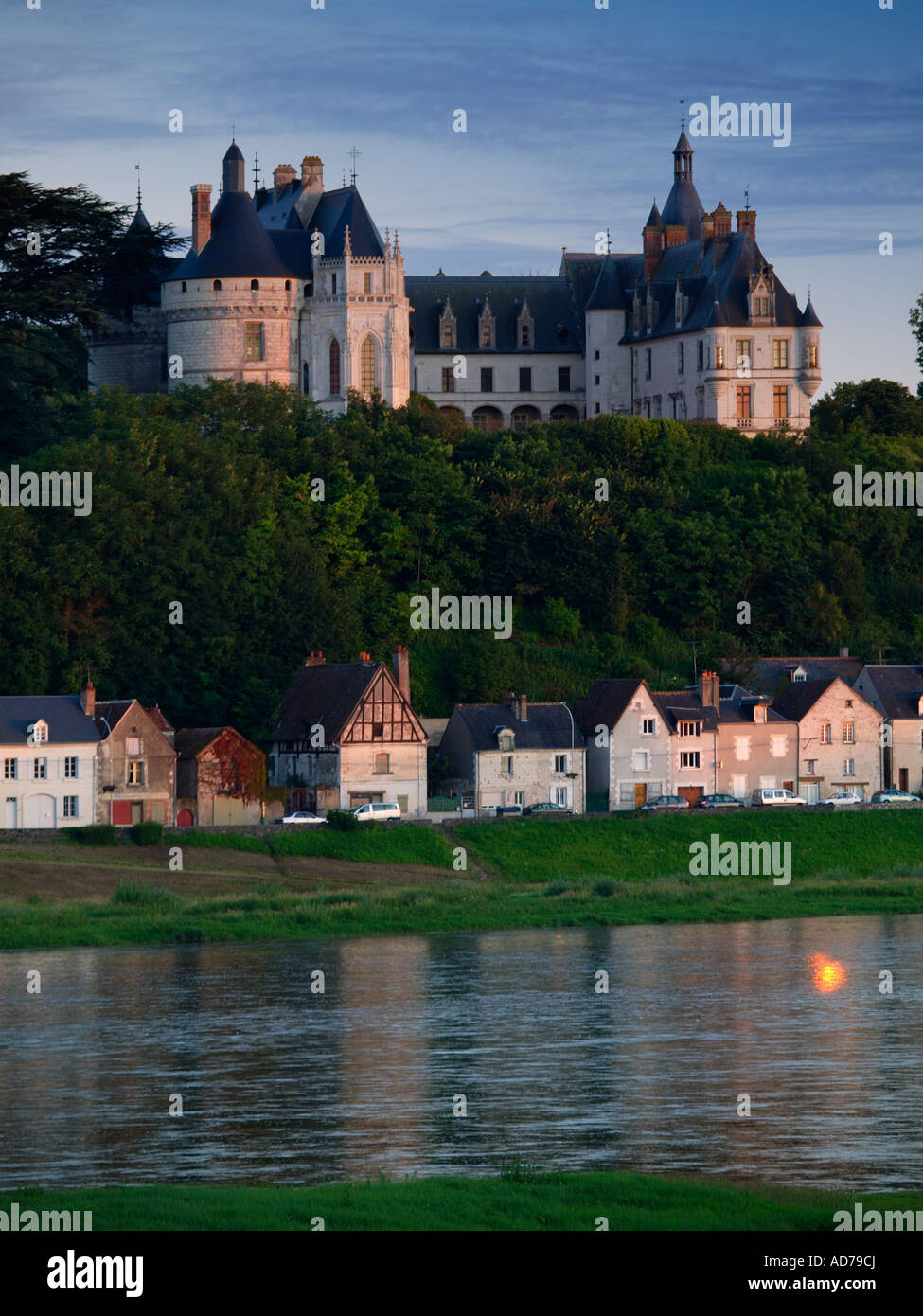 Château Chateau Chaumont sur Loire au-dessus du village sur la rive sud de la Loire au coucher du soleil, France Banque D'Images