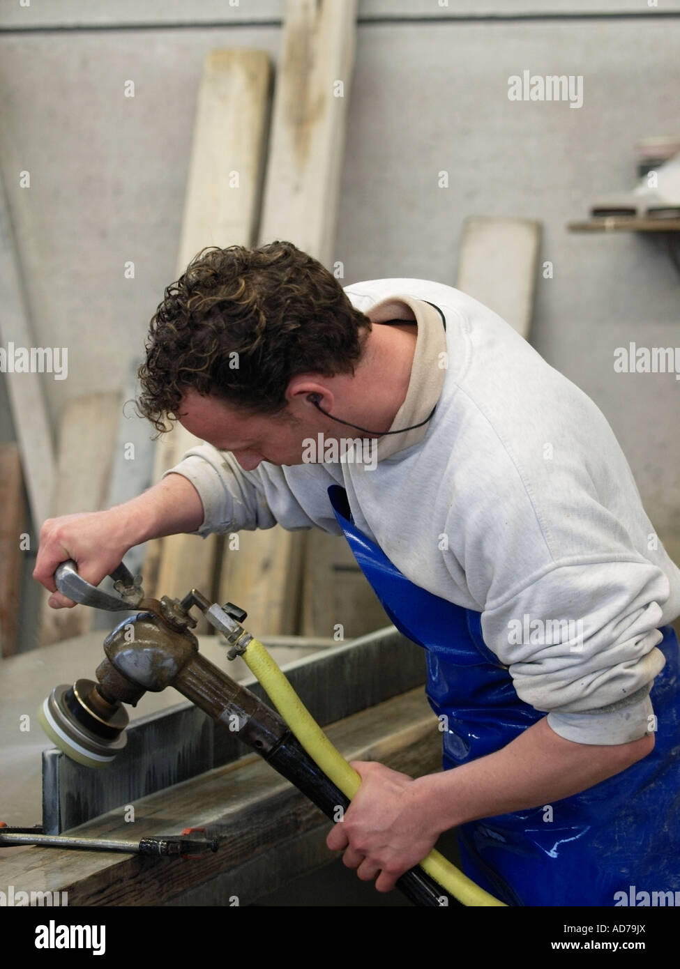 Polissage homme arrondir les bords d'une plaque de marbre qui sera utilisée sur un marbre ou une cuisine Breda Pays-Bas Banque D'Images