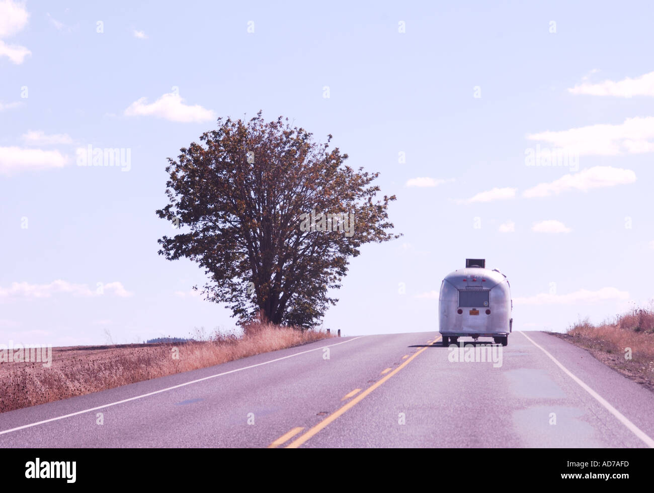 Sur caravane Airstream open country road Banque D'Images