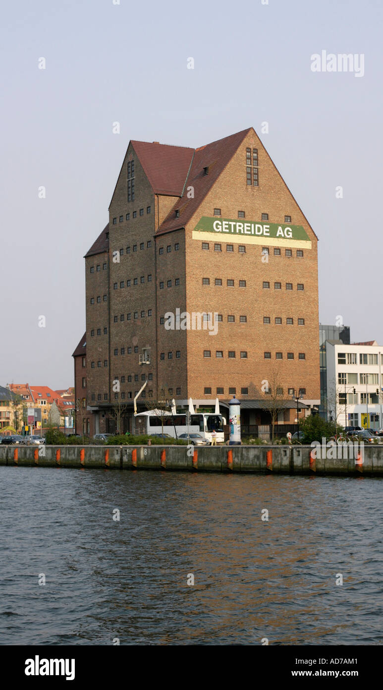 Vieux entrepôts du port de Rostock, Allemagne Banque D'Images