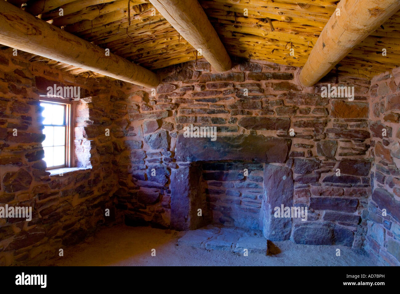 Mur de pierre cheminée et plafond en poutres de bois à l'Est les ressorts cabine National Monument près de Fredonia Arizona Banque D'Images