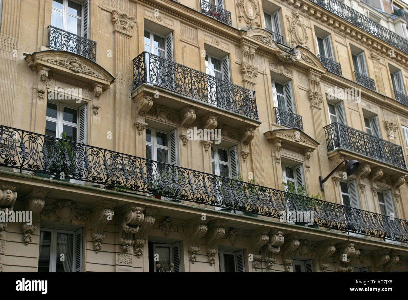 Rue de la pompe, Paris, France - une rue dans le 16ème arrondissement qui a  été le foyer de nombreuses célébrités et personnages historiques Photo  Stock - Alamy