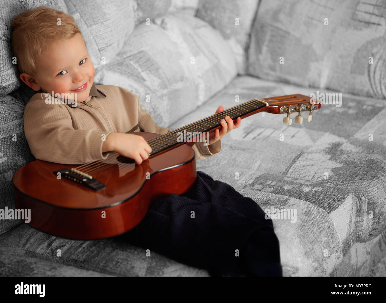 Enfant qui joue de la guitare Banque D'Images