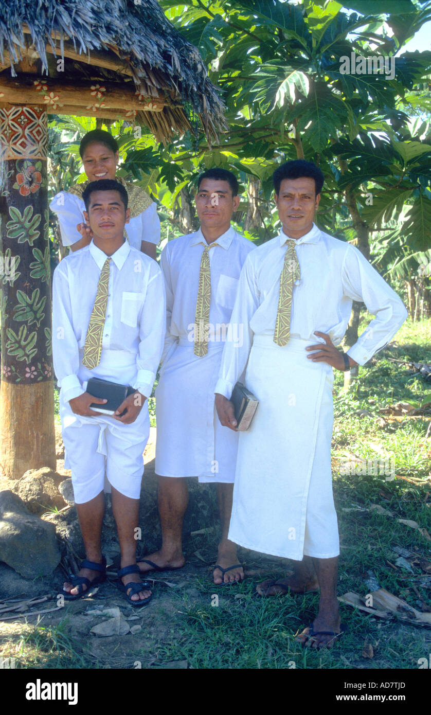 Dimanche Ordinaire passe de l'Église est un mode de vie pour les jeunes et vieux dans l'ouest de Samoa Banque D'Images