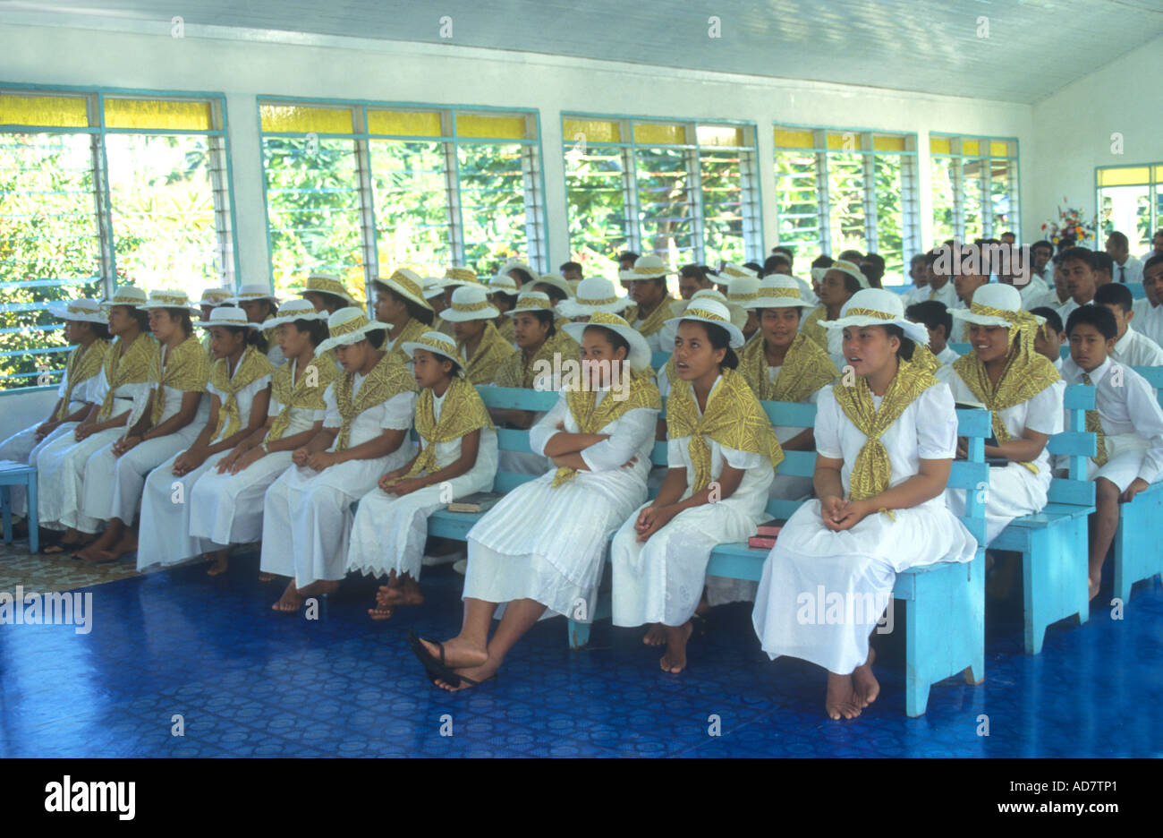 Dimanche Ordinaire passe de l'Église est un mode de vie pour les jeunes et vieux dans l'ouest de Samoa Banque D'Images