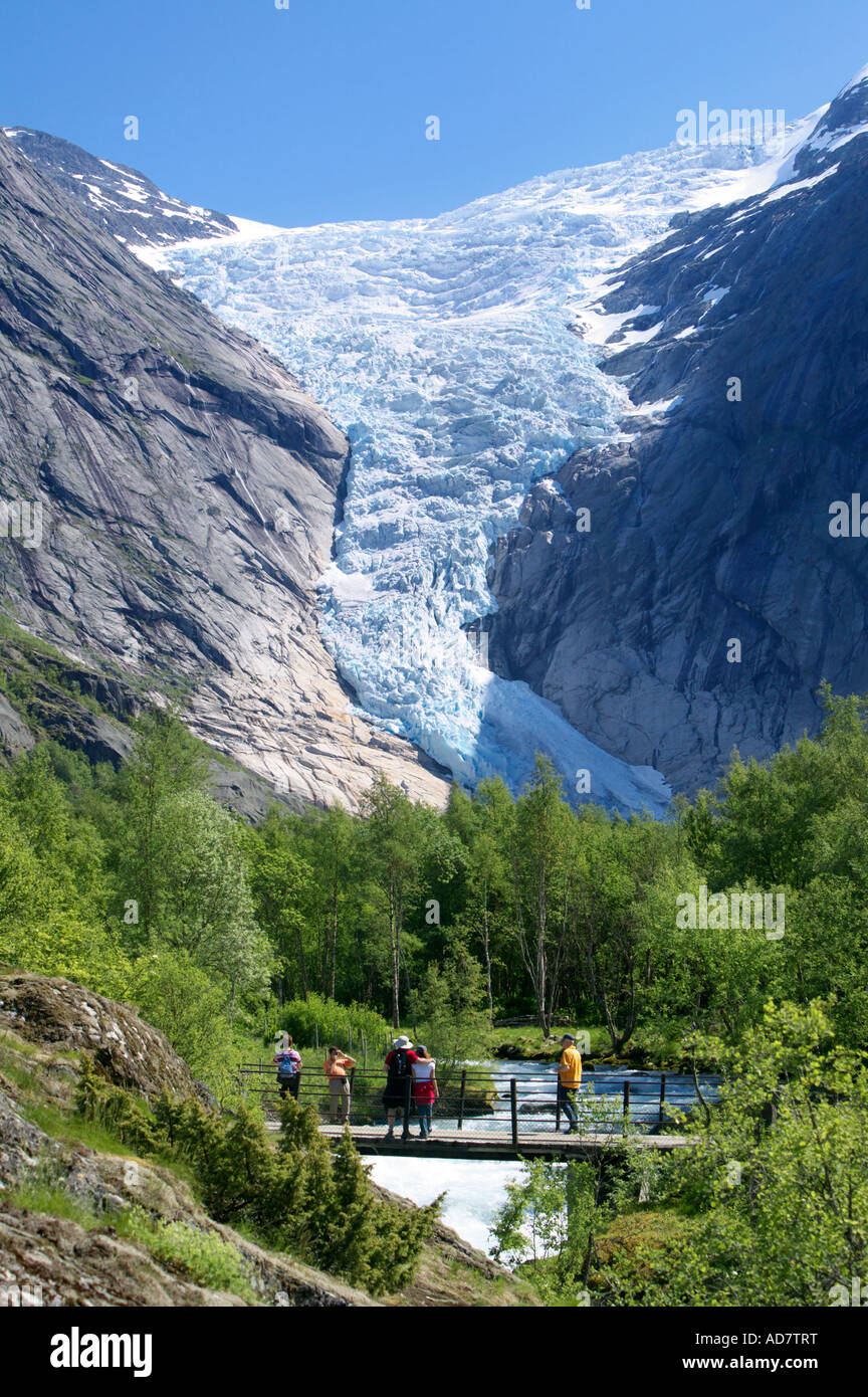 Les touristes à pied près de Briksdal glacier Briksdalbreen Olden Norway  Sogn og Fjordane Norvège Photo Stock - Alamy