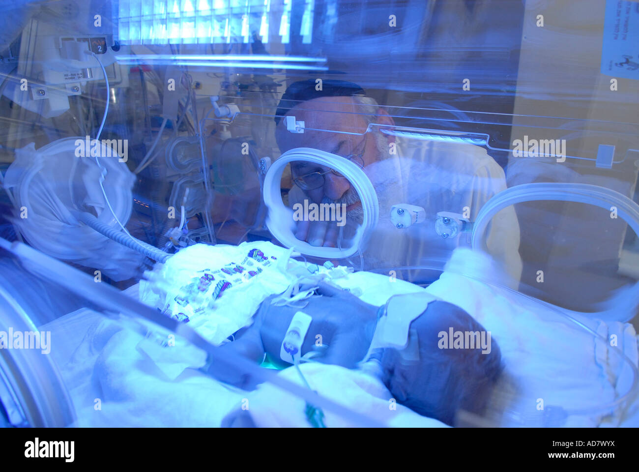 Médecin juif religieux avec bébé prématuré à l'unité de soins intensifs néonatals du Centre médical de Shaare Zedek ou à l'hôpital de Shaarei Tzedek, Jérusalem Banque D'Images