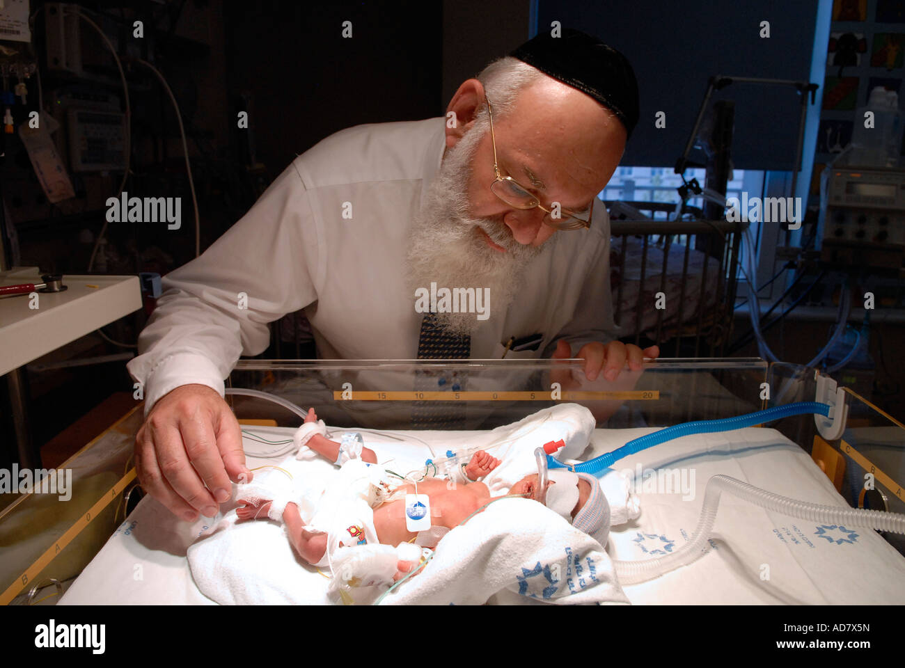 Un médecin de Haredi vérifiant le nourrisson prématuré dans un incubateur de l'unité de soins intensifs néonataux du centre médical Shaare Zedek West Jérusalem Israel Banque D'Images