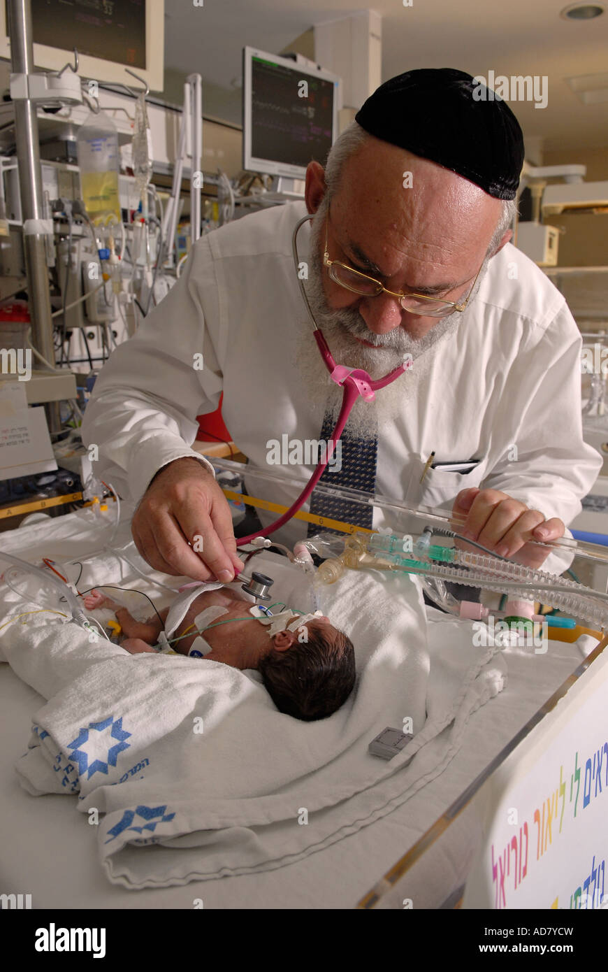 Médecin juif orthodoxe à l'enfant prématuré l'inspection unité de soins intensifs néonatals Shaare Zedek Medical Center West Jérusalem Israël Banque D'Images