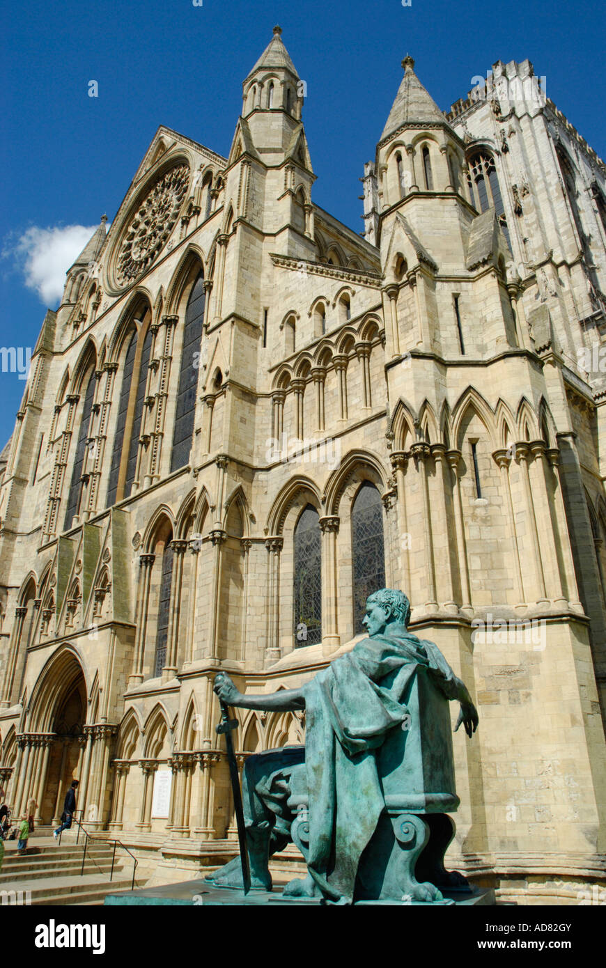 Statue de Constantin le Grand et du côté sud de la cathédrale de York North Yorkshire Angleterre Banque D'Images