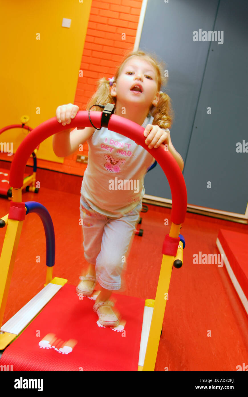 4 ans, fille, à un centre de loisirs à l'aide de fonctionnement de la machine en creche Brixton London Banque D'Images