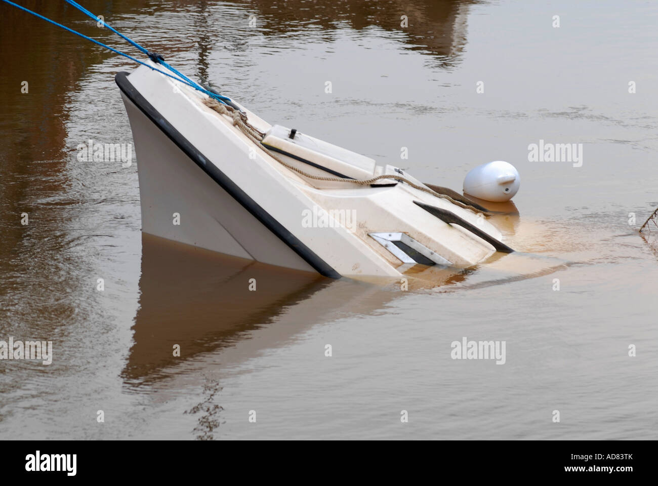 Bateau coulé lors des inondations à Tewkesbury Juillet 2007 Banque D'Images