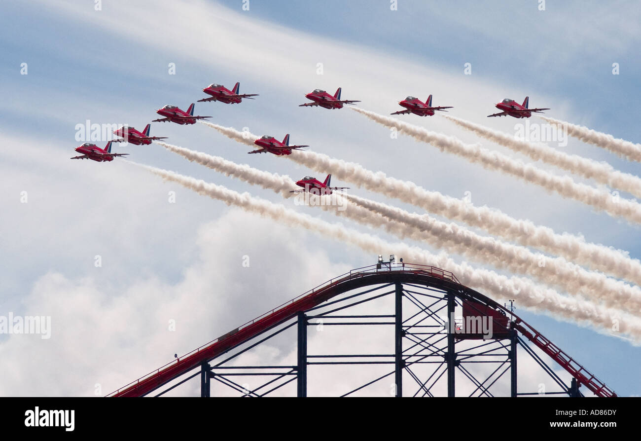 Les flèches rouges survolant le Grand rollercoaster à Blackpool en Angleterre Banque D'Images