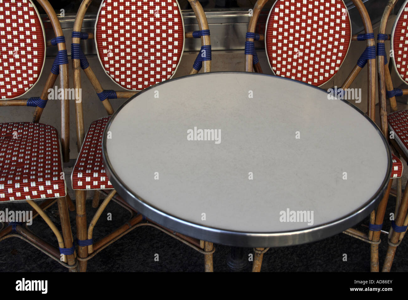 Un café en plein air à Paris France Banque D'Images