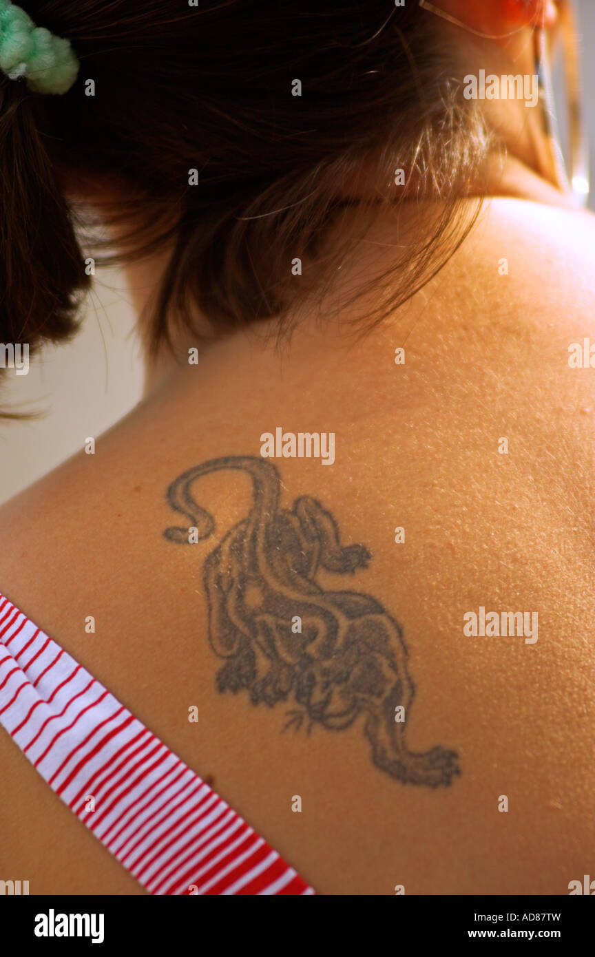 Tatouage De Chat Sur Lépaule Nue De La Jeune Femme