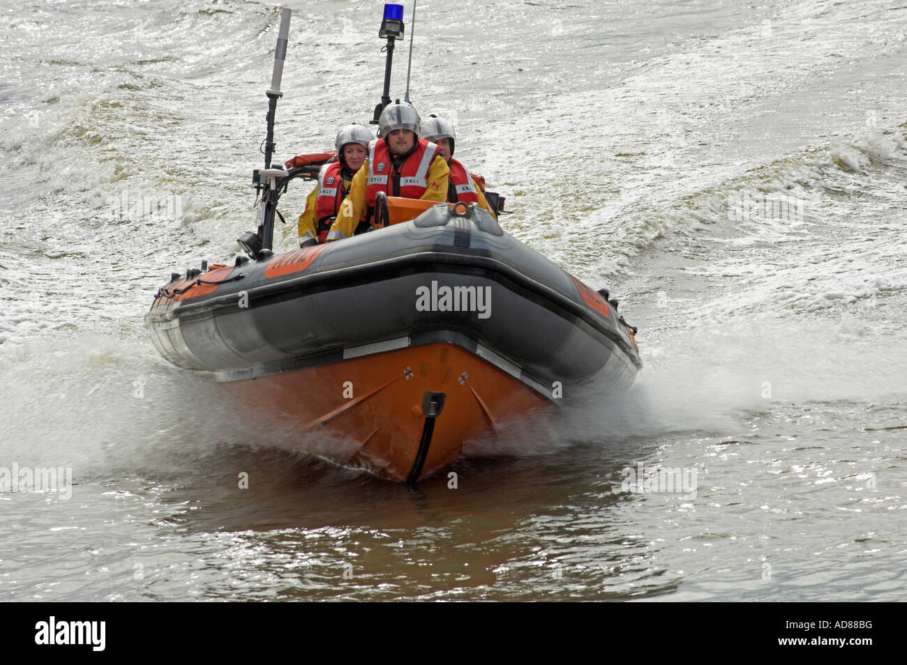 Royal National Lifeboat Institute classe atlantique en cours dans le clapot Banque D'Images