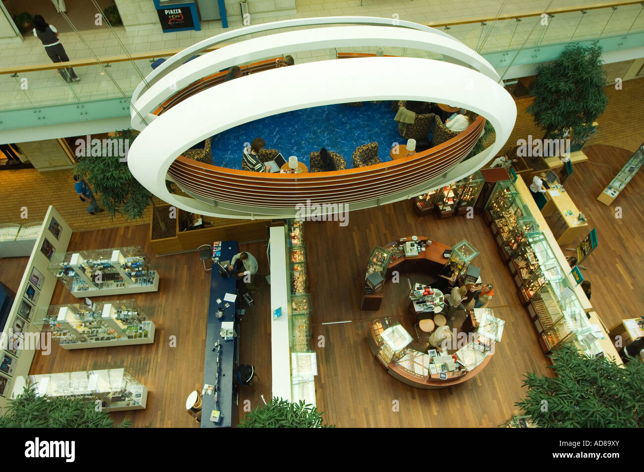 États baltes Lituanie Vilnius Monument à l'extérieur de la Tour Europa Shopping Complex Design intérieur moderne Coin Capsule Banque D'Images