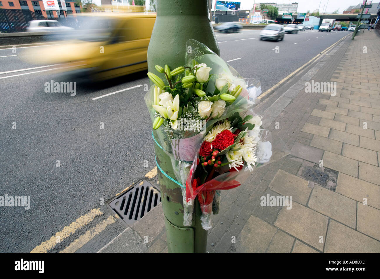 Un hommage floral attaché à un lampadaire sur les lieux d'un accident de la route à Birmingham Banque D'Images
