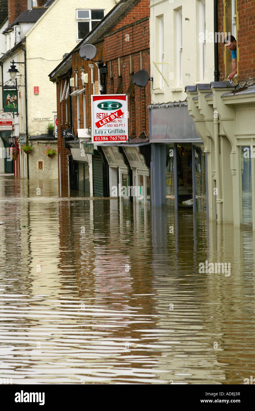 Homme entouré par l'eau en attente dans sa maison pour le sauvetage. Evesham inondation , Worcestershire, Royaume-Uni Banque D'Images