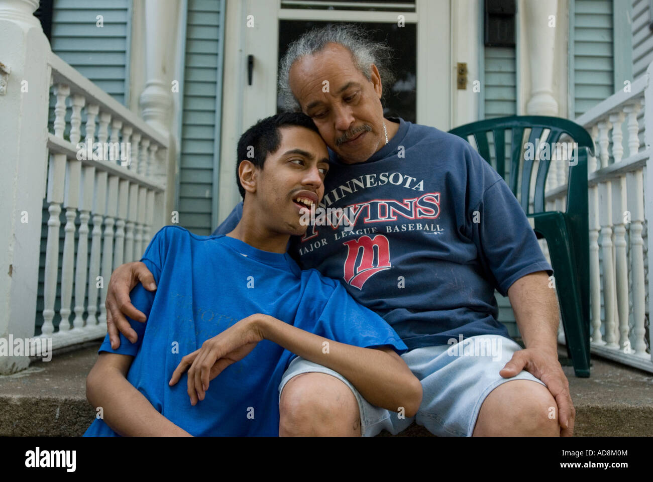 Père avec son fils, souffrant de troubles mentaux qui s'occupe de lui à plein temps à leur domicile, à New Haven, Connecticut, USA. Banque D'Images