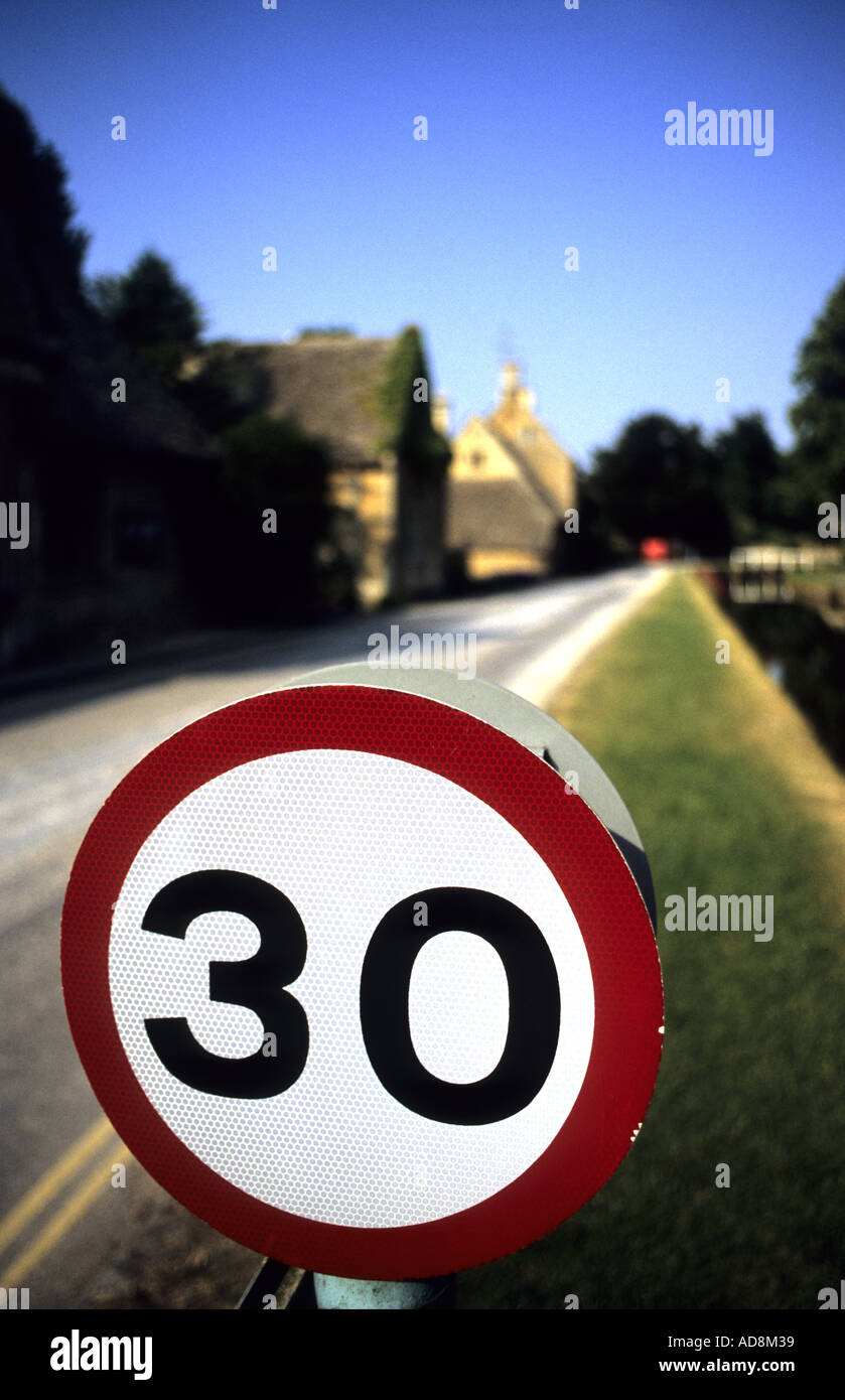 30 miles par heure vitesse limite signe, Lower Slaughter, Gloucestershire, England, UK Banque D'Images