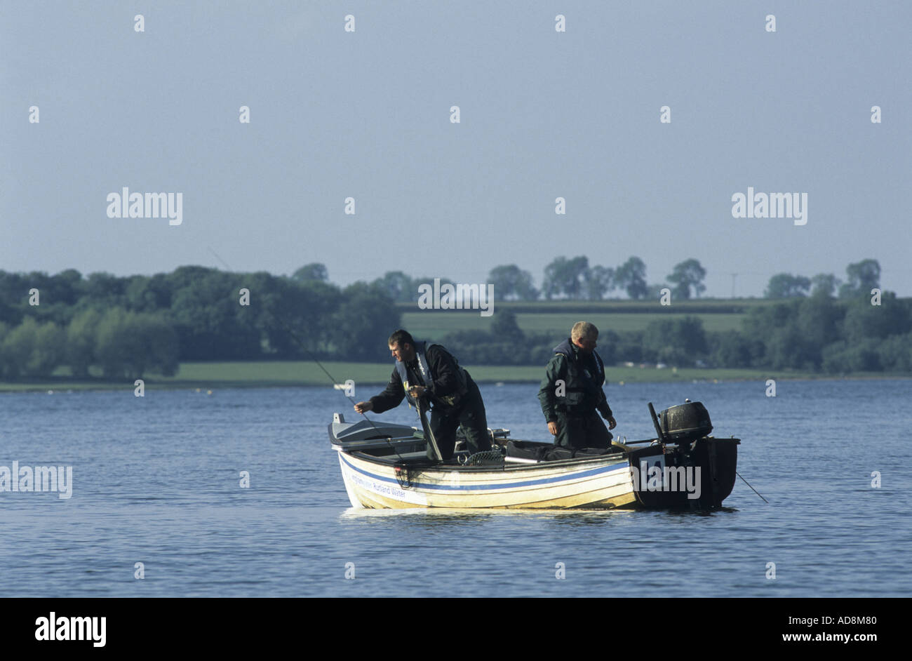 Les pêcheurs de truite en bateau sur Rutland Water, Rutland, England, UK Banque D'Images