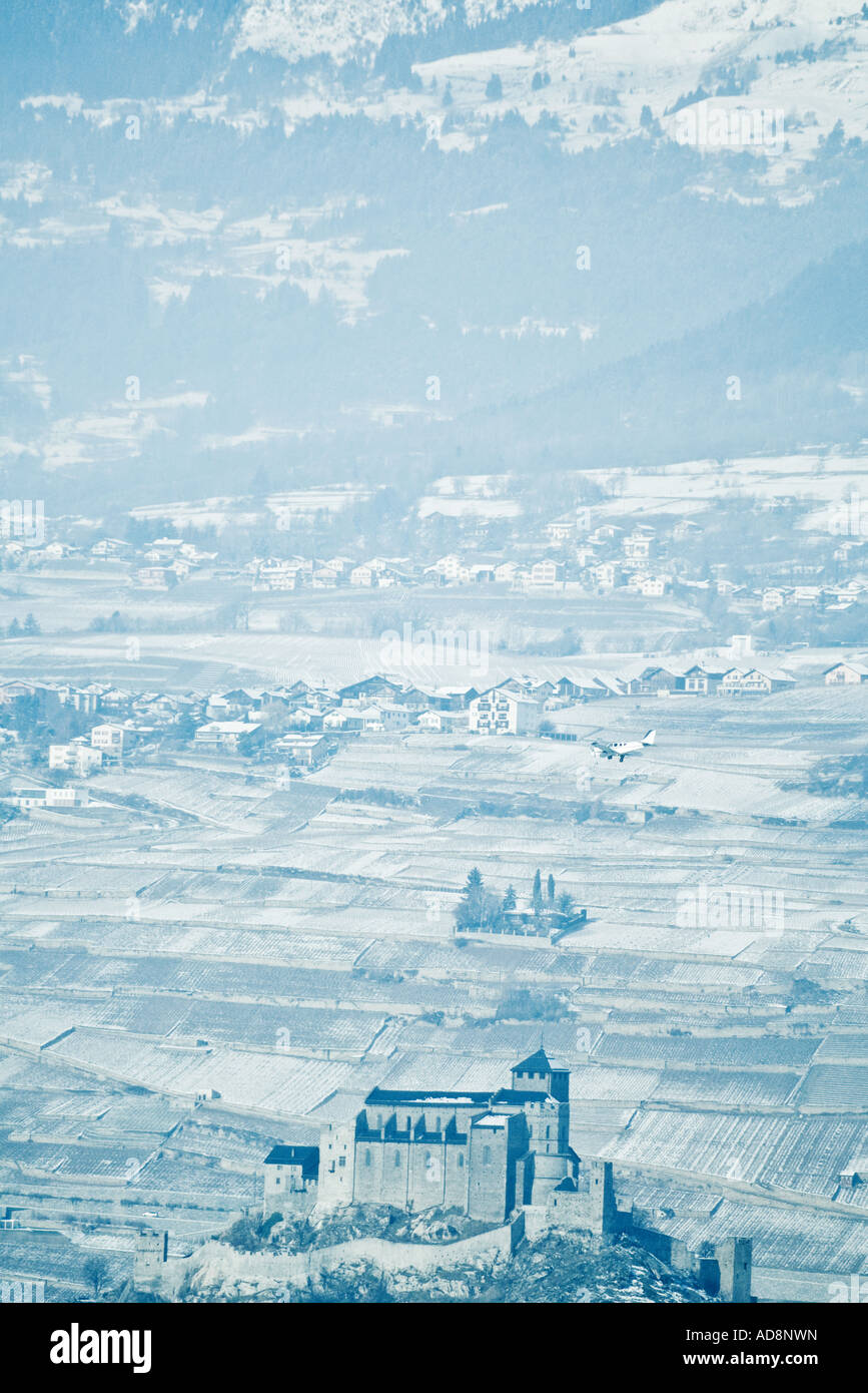 Suisse, Valais, avion survolant ville de Sion, le château de Valère en premier plan Banque D'Images
