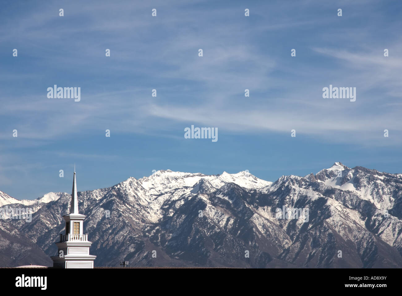 Un livre blanc clocher de l'église dans la vallée de Salt Lake, Utah, USA, avec les montagnes Rocheuses en arrière-plan. Banque D'Images