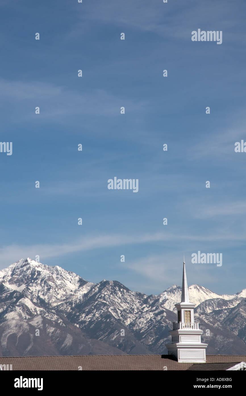 Un livre blanc clocher de l'église dans la vallée de Salt Lake, Utah, USA, avec les montagnes Rocheuses en arrière-plan. Banque D'Images