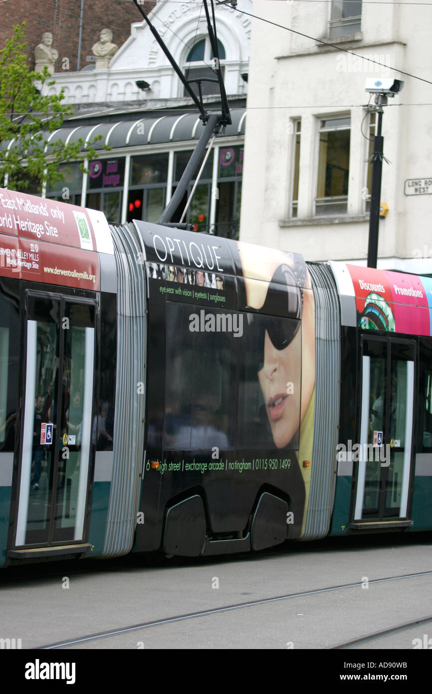 La ville de Nottingham Nottingham un tram en place du Vieux Marché Nottingham Banque D'Images