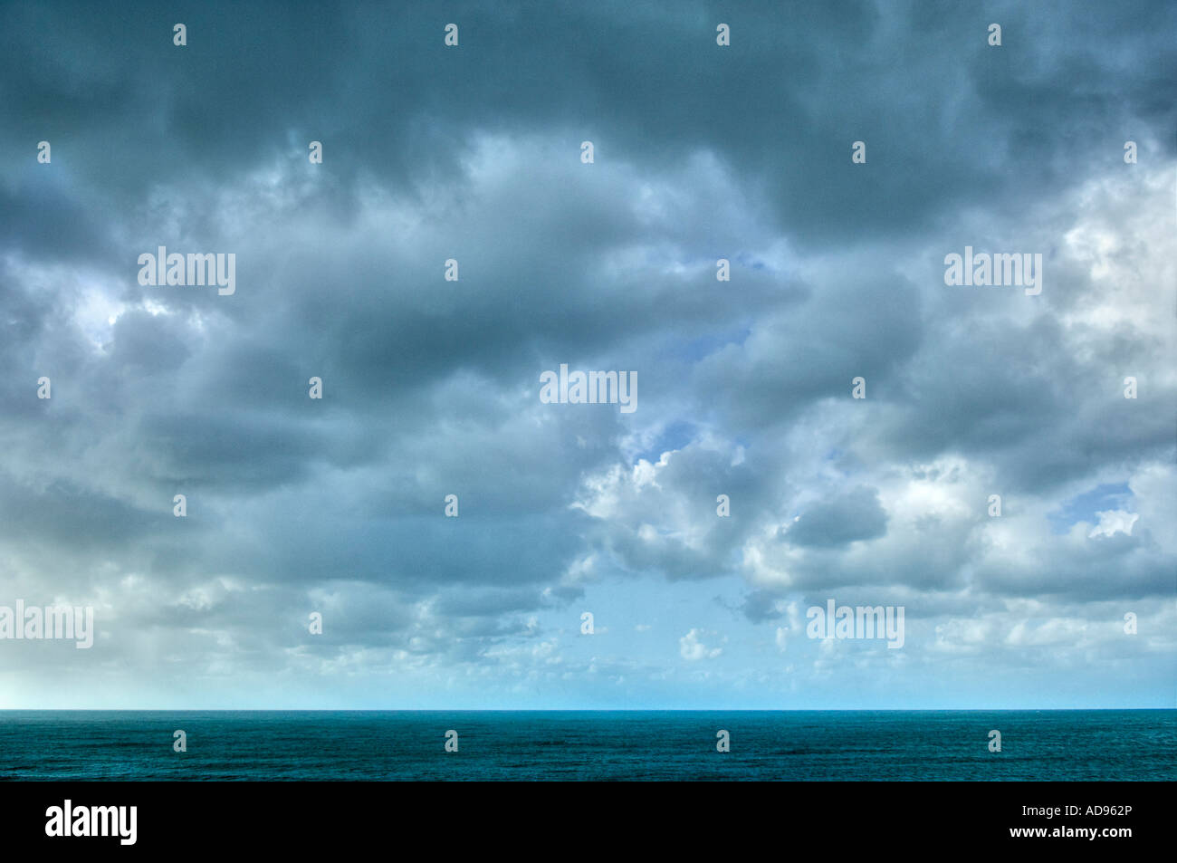 Nuages au large de la côte de Taranaki Île du Nord Nouvelle-zélande Banque D'Images