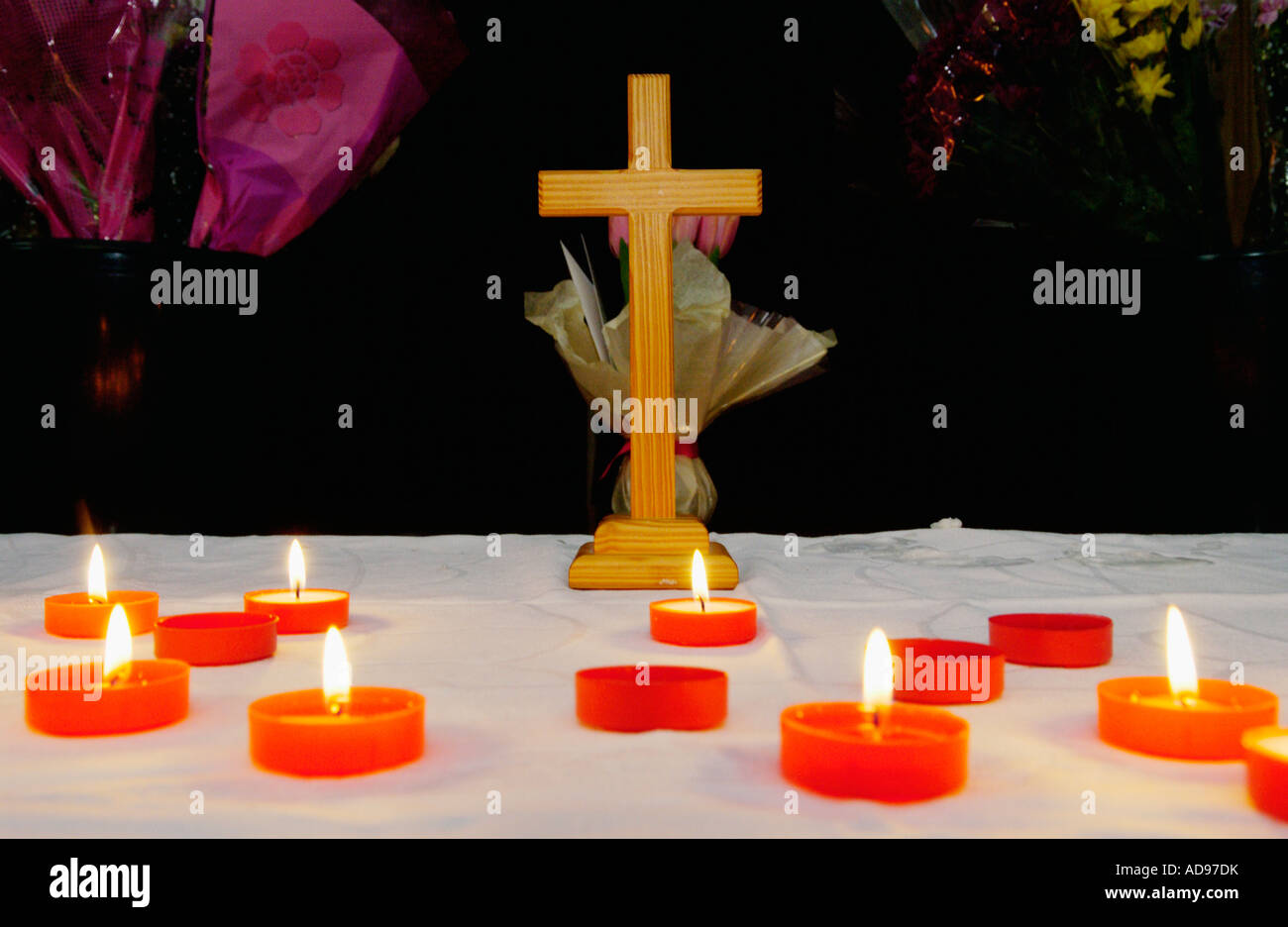 Autel en mémoire du père Paul Bennett, qui a été poignardé à mort dans l'enceinte de son église St Fagans Trecynon Wales UK Banque D'Images