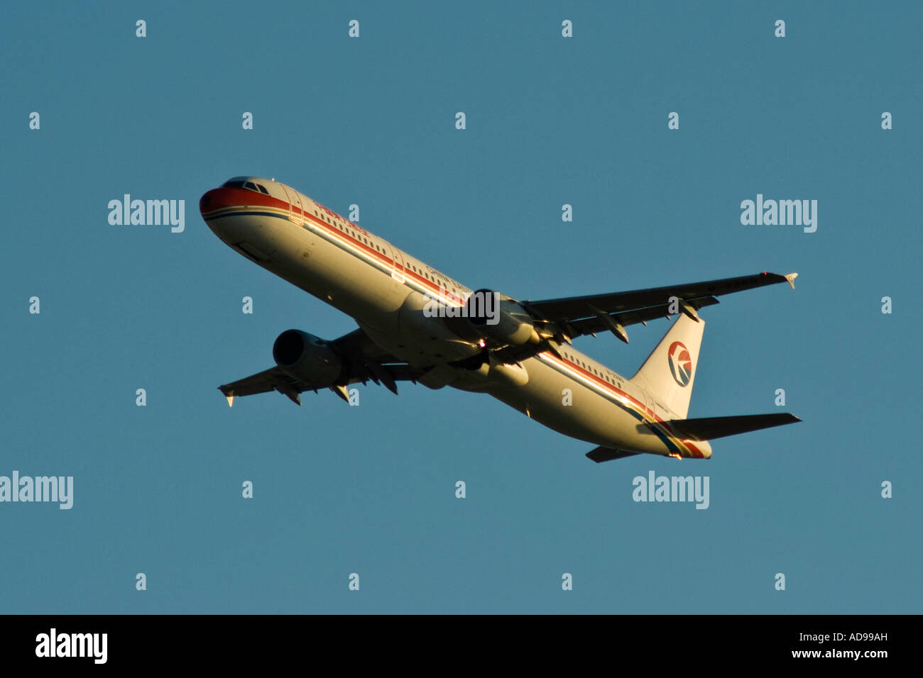 China Eastern Airline Airbus A321 avion en vol juste après le décollage Banque D'Images
