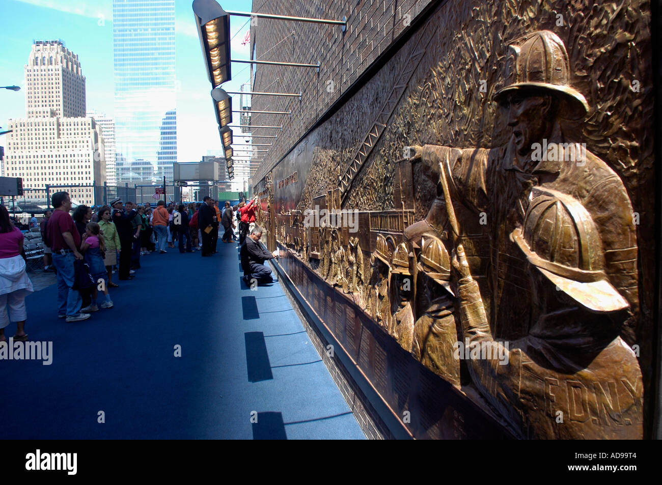 Les visiteurs de Ground Zero à l'bas-relief hommage aux 343 pompiers morts Banque D'Images