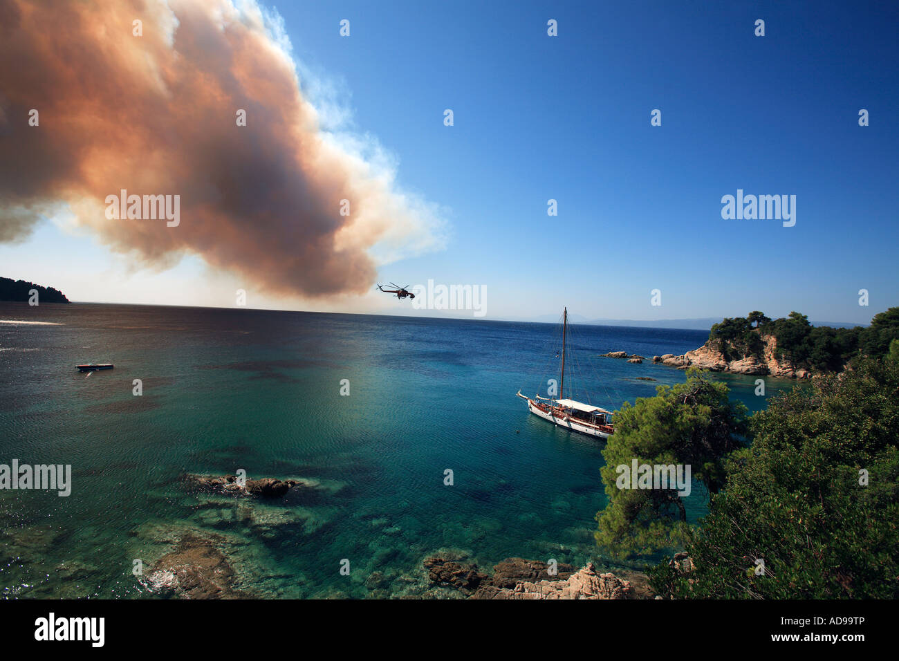 Grèce SPORADES SKIATHOS ISLAND LA LUTTE CONTRE UN INCENDIE DE FORÊT SAUVAGE LE 12 JUILLET 2007 Banque D'Images