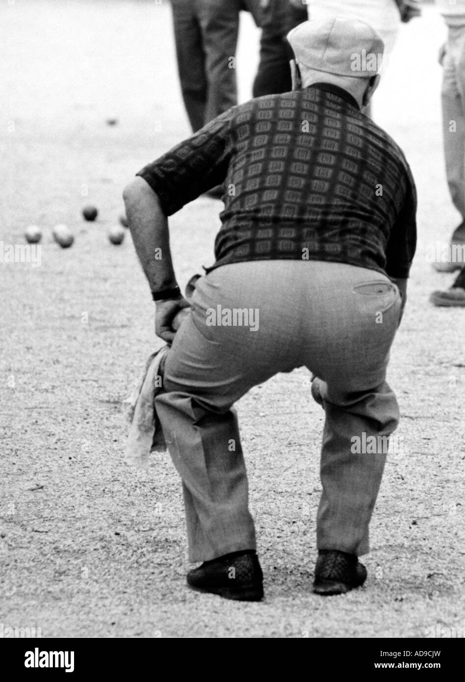 Pas de Photographie de rue M. old men playing pétanque dans le sud de la France Banque D'Images