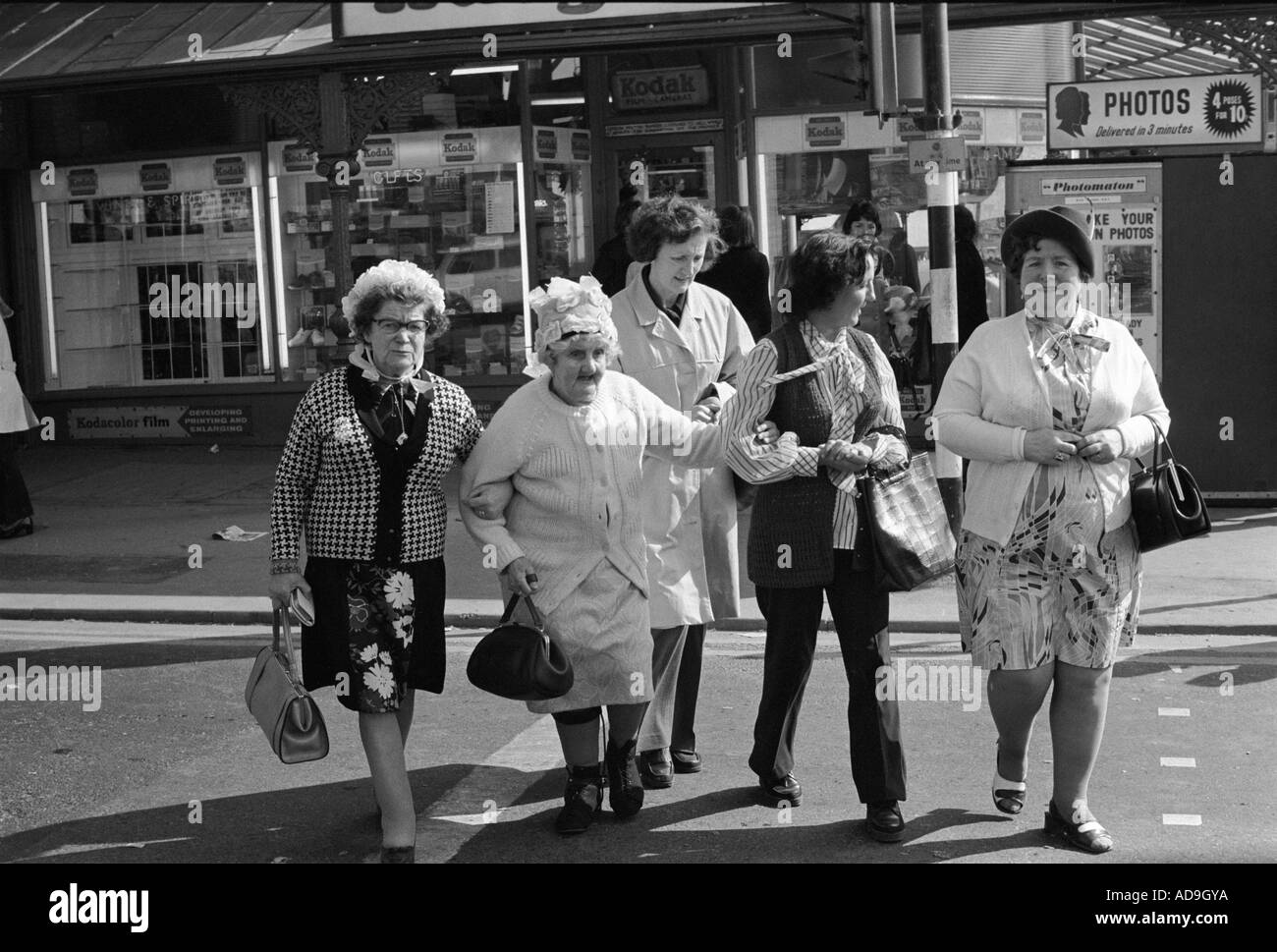 Les filles font la journée de vieilles dames grannies à Blackpool. The Golden Mile, Lancashire Angleterre années 1974 1970 UK humour humoristique HOMER SYKES Banque D'Images