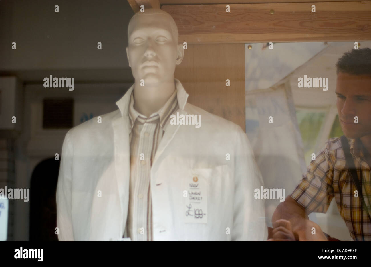 Les vêtements dans une vitrine afficher Banque D'Images