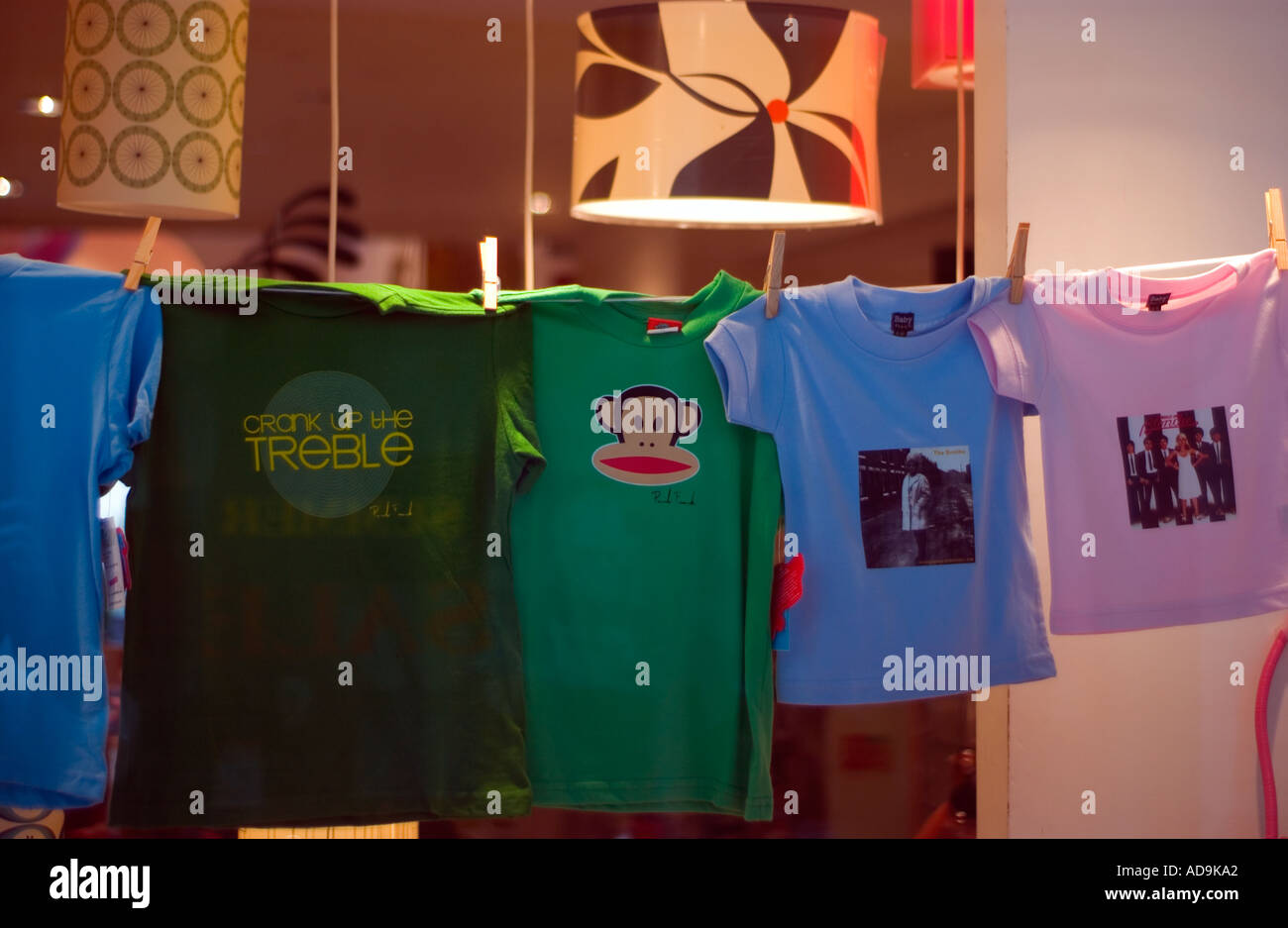 Les vêtements dans une vitrine afficher Banque D'Images