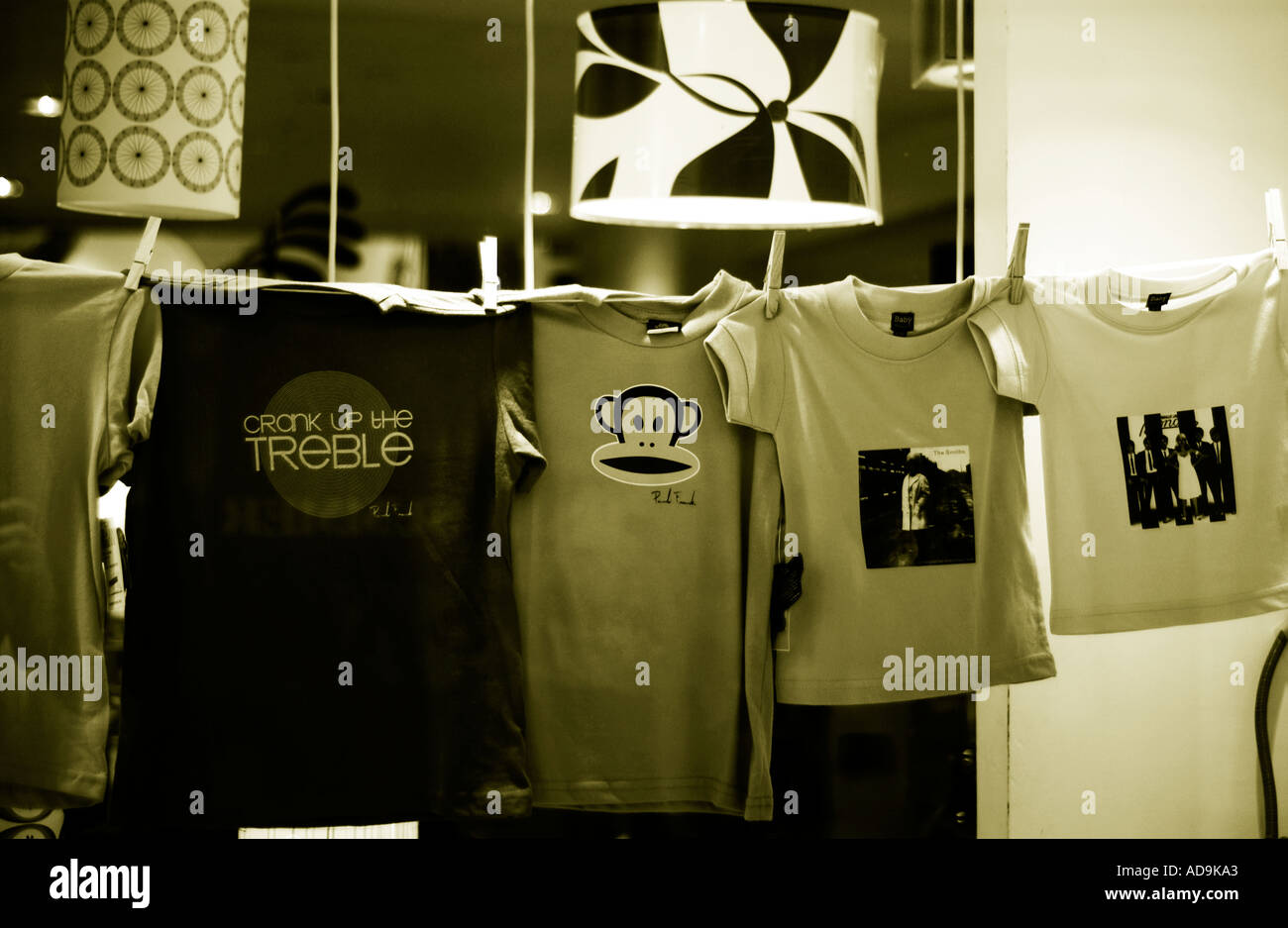 Les vêtements dans une vitrine afficher Banque D'Images