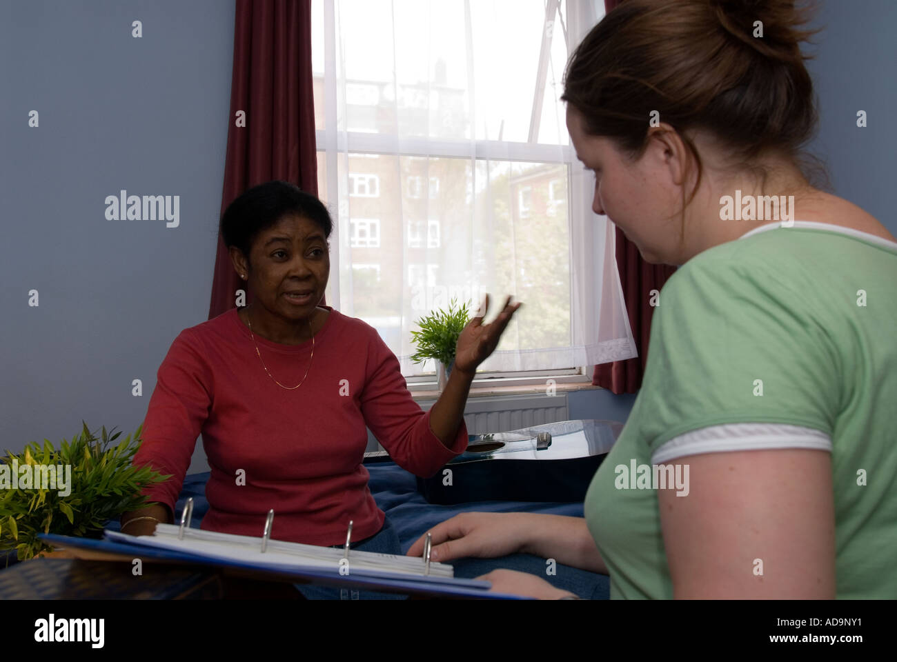 L'utilisateur de services de santé mentale pour discuter des besoins en matière de réadaptation avec son manager à un centre de réadaptation psychiatrique de London UK Banque D'Images