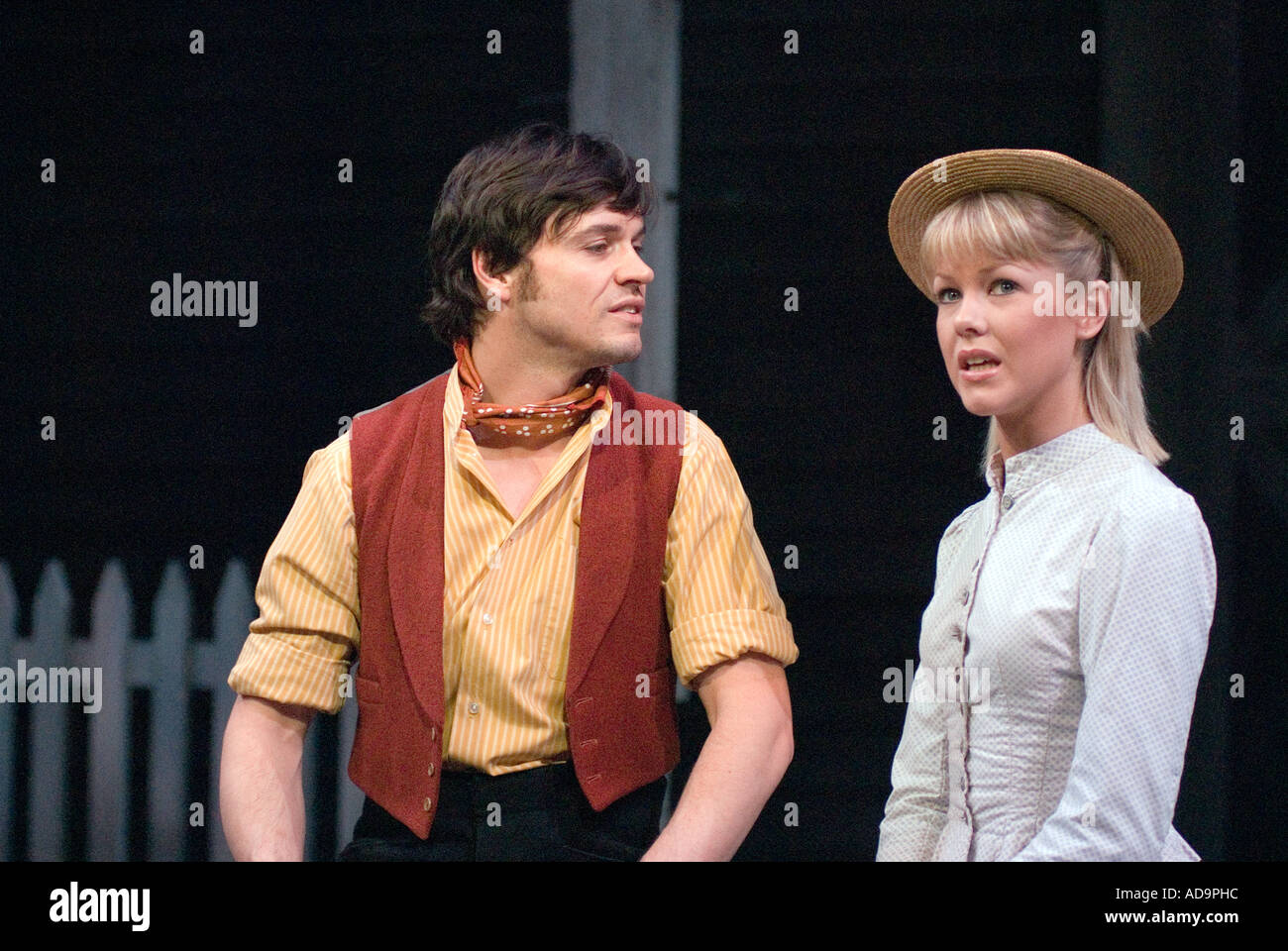 Norman Bowman jouer Billy Bigelow avec Harriet Shore jouant Julie Jordanie dans Rogers et Hammerstein s Carousel Chichester Fest Banque D'Images