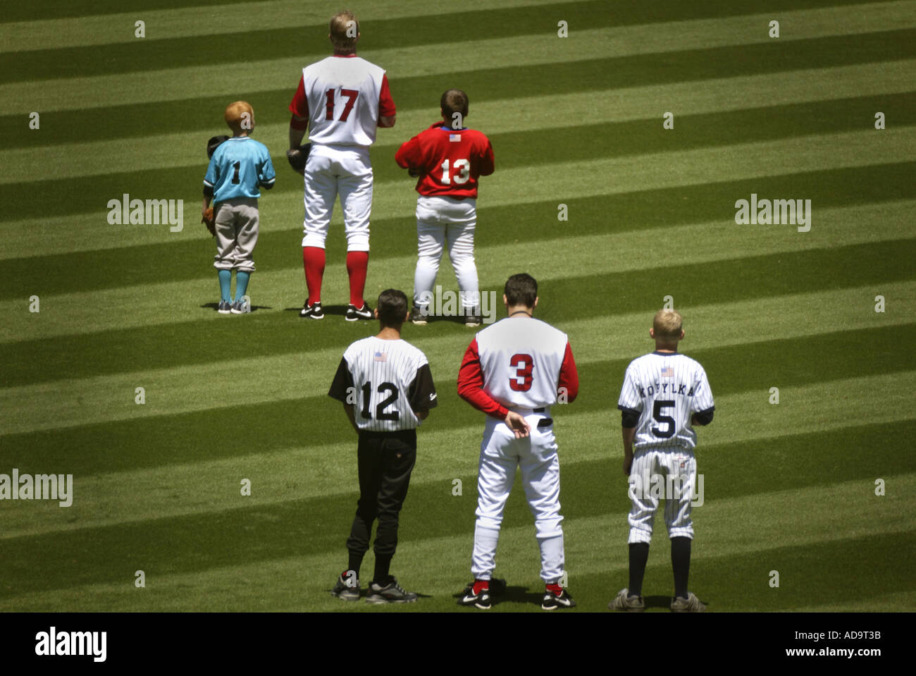 Les joueurs de baseball et les membres de la famille pour une pause lecture sur l'hymne national avant un match à Edison Field à Anaheim Califor Banque D'Images