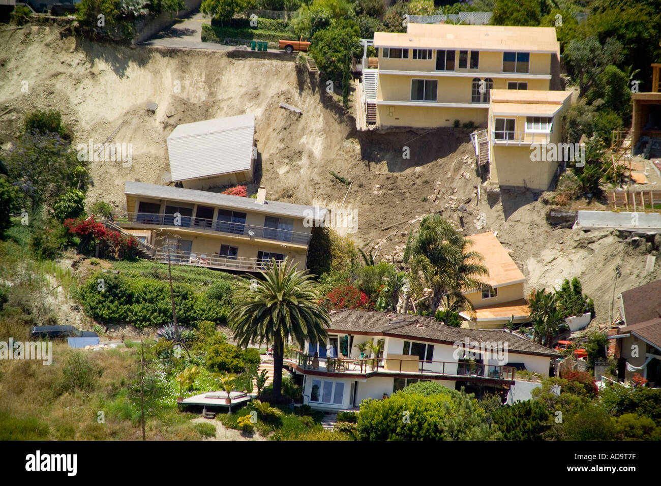 Maisons endommagées par un glissement de terrain en Bluebird Canyon Laguna Beach en Californie en 2005, un incident similaire en 1978 a également causé extens Banque D'Images