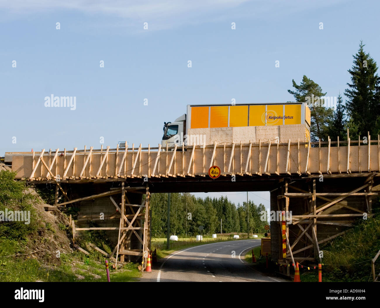 Un camion traversant un pont routier inachevé , Finlande Banque D'Images