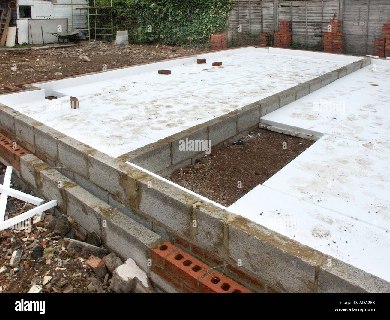 Les murs de brique de la cavité et le bloc en cours sur l'efficacité énergétique à partir de plaques de polystyrène expansé pour l'isolation thermique que dalle du rez-de-chaussée England UK Banque D'Images